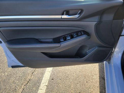 Used 2024 Nissan Altima 2.5 SR w/ SR Premium Package image 18