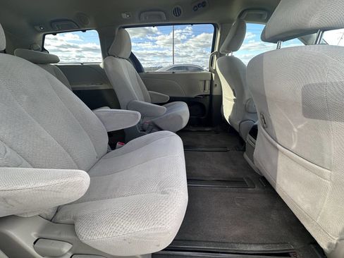 Used 2012 Toyota Sienna LE image 6