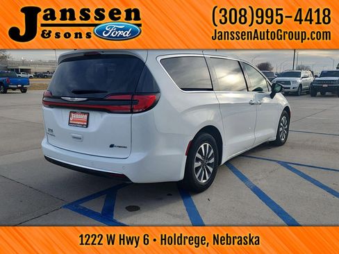 Used 2024 Chrysler Pacifica Select image 6