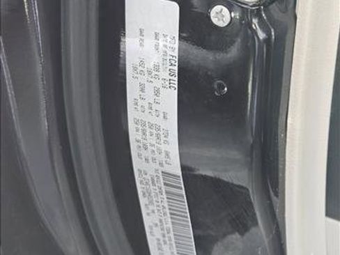 Used 2017 Chrysler Pacifica Limited image 28