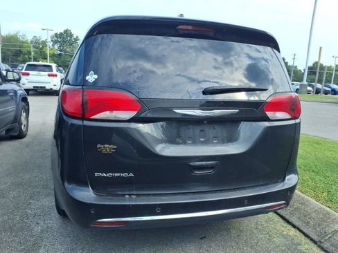 Used 2020 Chrysler Pacifica Touring-L Plus FWD image 3