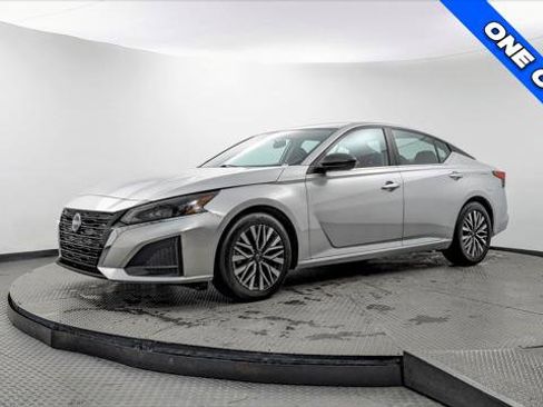 Used 2024 Nissan Altima 2.5 SV image 2