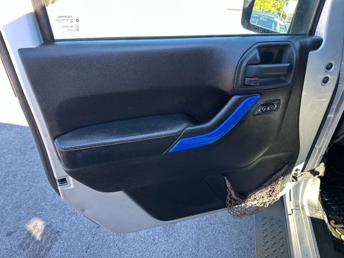 Used 2012 Jeep Wrangler Unlimited Sahara image 11