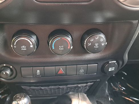 Used 2017 Jeep Wrangler Unlimited Rubicon w/ Connectivity Group AWD/4WD image 17