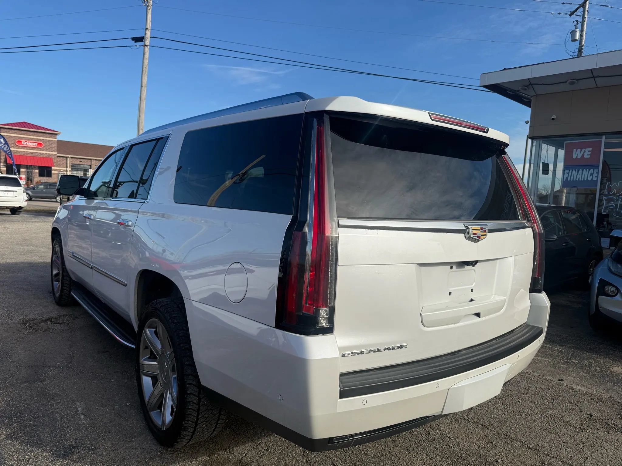 Used 2017 Cadillac Escalade ESV Luxury AWD/4WD image 5