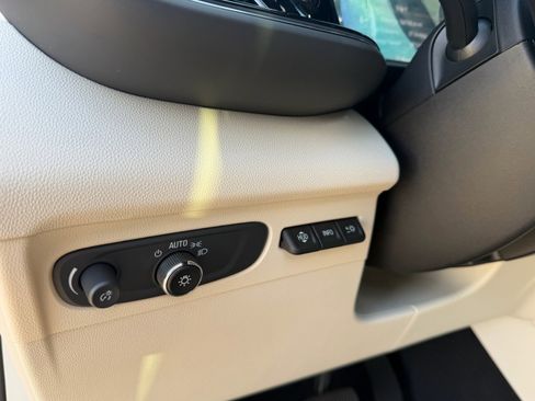 Used 2022 Buick Envision Avenir w/ Technology Package II image 24