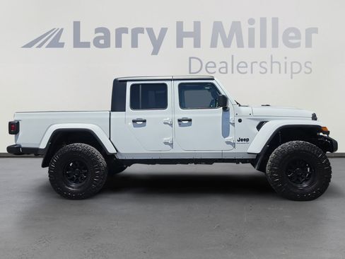 Used 2024 Jeep Gladiator Sport AWD/4WD image 6