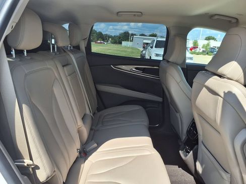 Used 2022 Lincoln Nautilus FWD w/ Premium Package image 21