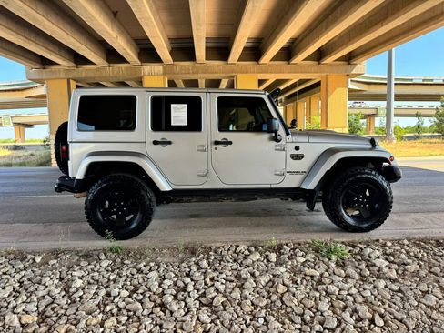 Used 2012 Jeep Wrangler Unlimited Rubicon AWD/4WD image 2