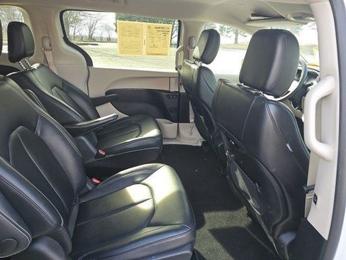 Used 2024 Chrysler Pacifica Select image 16