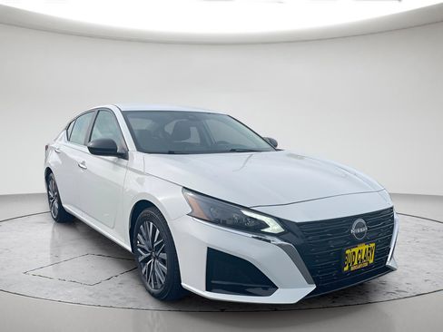 Used 2025 Nissan Altima 2.5 SV FWD image 1
