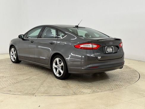 Used 2016 Ford Fusion SE FWD image 3