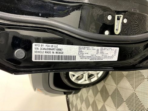 Used 2024 Jeep Compass Latitude AWD/4WD image 19