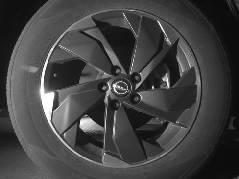 Used 2025 Nissan Rogue SV image 13