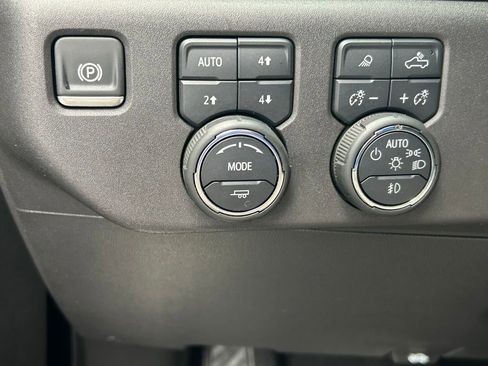 Used 2025 Chevrolet Silverado 1500 LT Trail Boss w/ Convenience Package II image 32