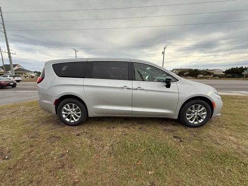 New 2026 Chrysler Pacifica Select AWD/4WD image 8