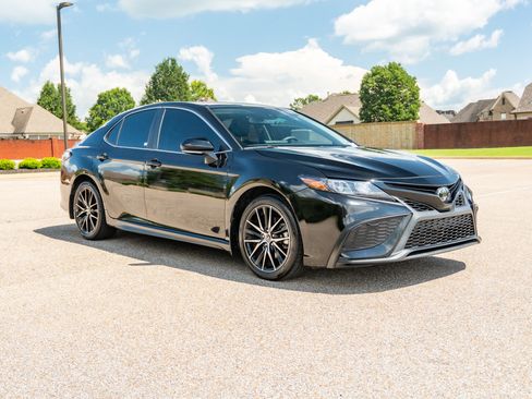 Used 2024 Toyota Camry SE w/ Cold Weather Package FWD image 3