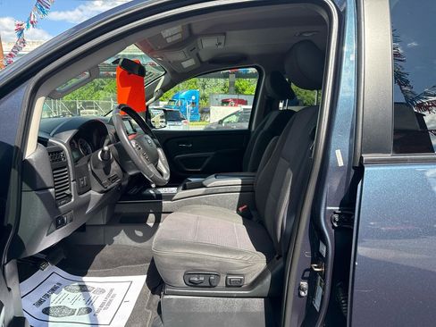 Used 2015 Nissan Titan SV w/ SV Value Truck Package AWD/4WD image 10