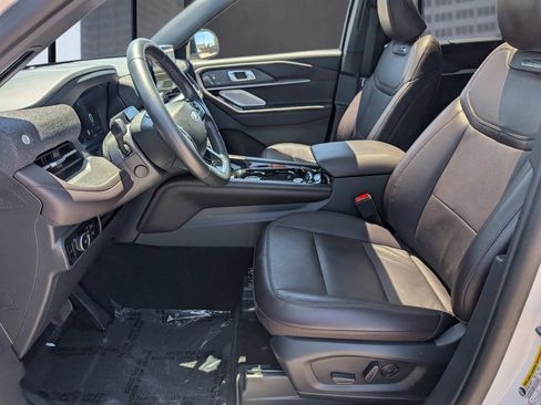 Certified 2025 Ford Explorer Platinum RWD image 27