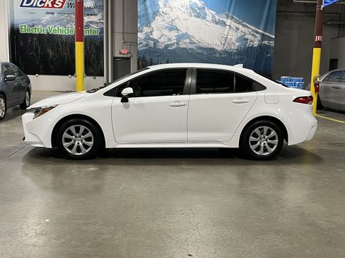 Used 2020 Toyota Corolla LE image 2