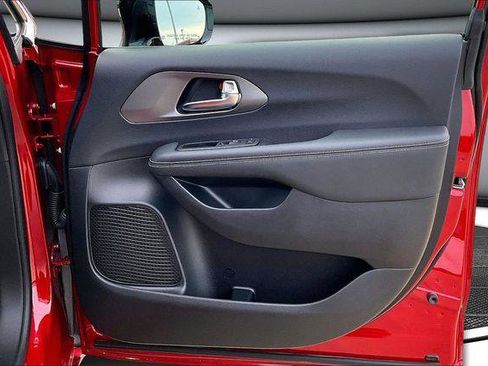 Used 2025 Chrysler Pacifica Select image 29