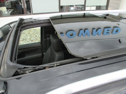 Used 2023 Chevrolet Suburban LT w/ Luxury Package image 22