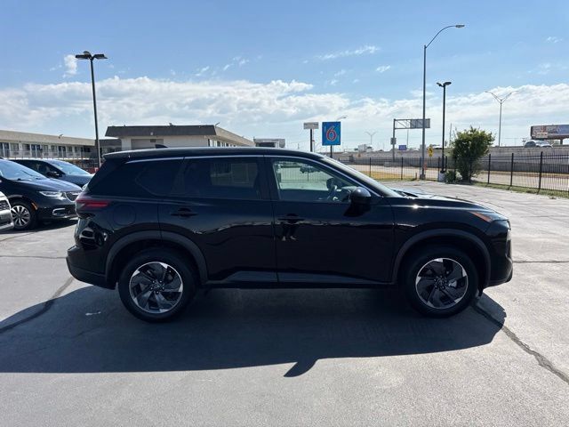 Used 2025 Nissan Rogue SV FWD image 2