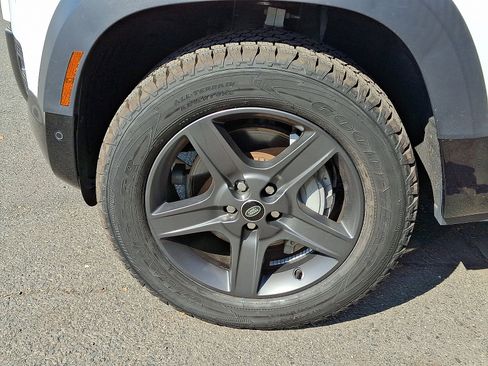 Used 2023 Land Rover Defender 110 X-Dynamic SE image 9