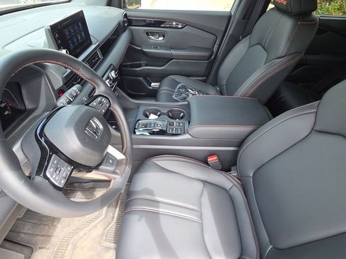 Used 2025 Honda Pilot TrailSport image 12