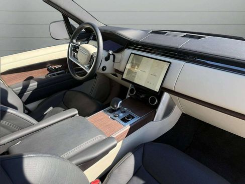 Used 2023 Land Rover Range Rover SE image 2