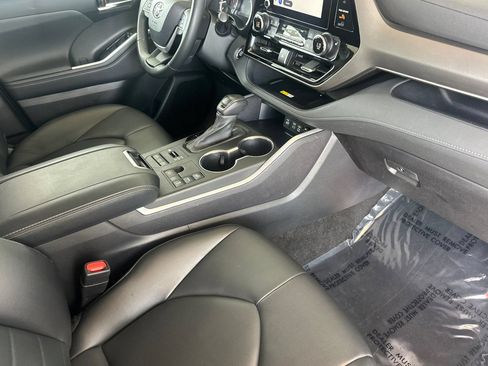 Certified 2023 Toyota Highlander XLE AWD/4WD image 21