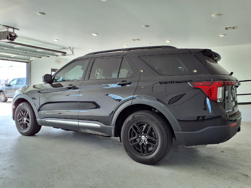 Used 2025 Ford Explorer Active AWD/4WD image 2