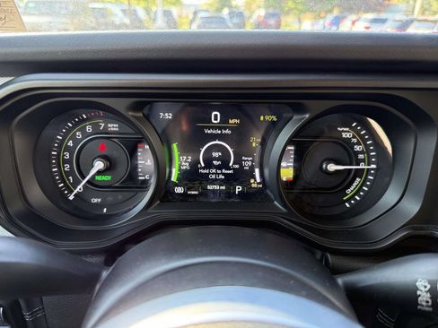 Used 2024 Jeep Wrangler Unlimited Sahara AWD/4WD image 25