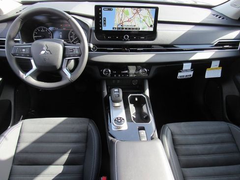 New 2025 Mitsubishi Outlander SE image 10