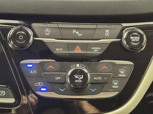 Used 2019 Chrysler Pacifica Touring-L Plus w/ Tire & Wheel Group FWD image 23