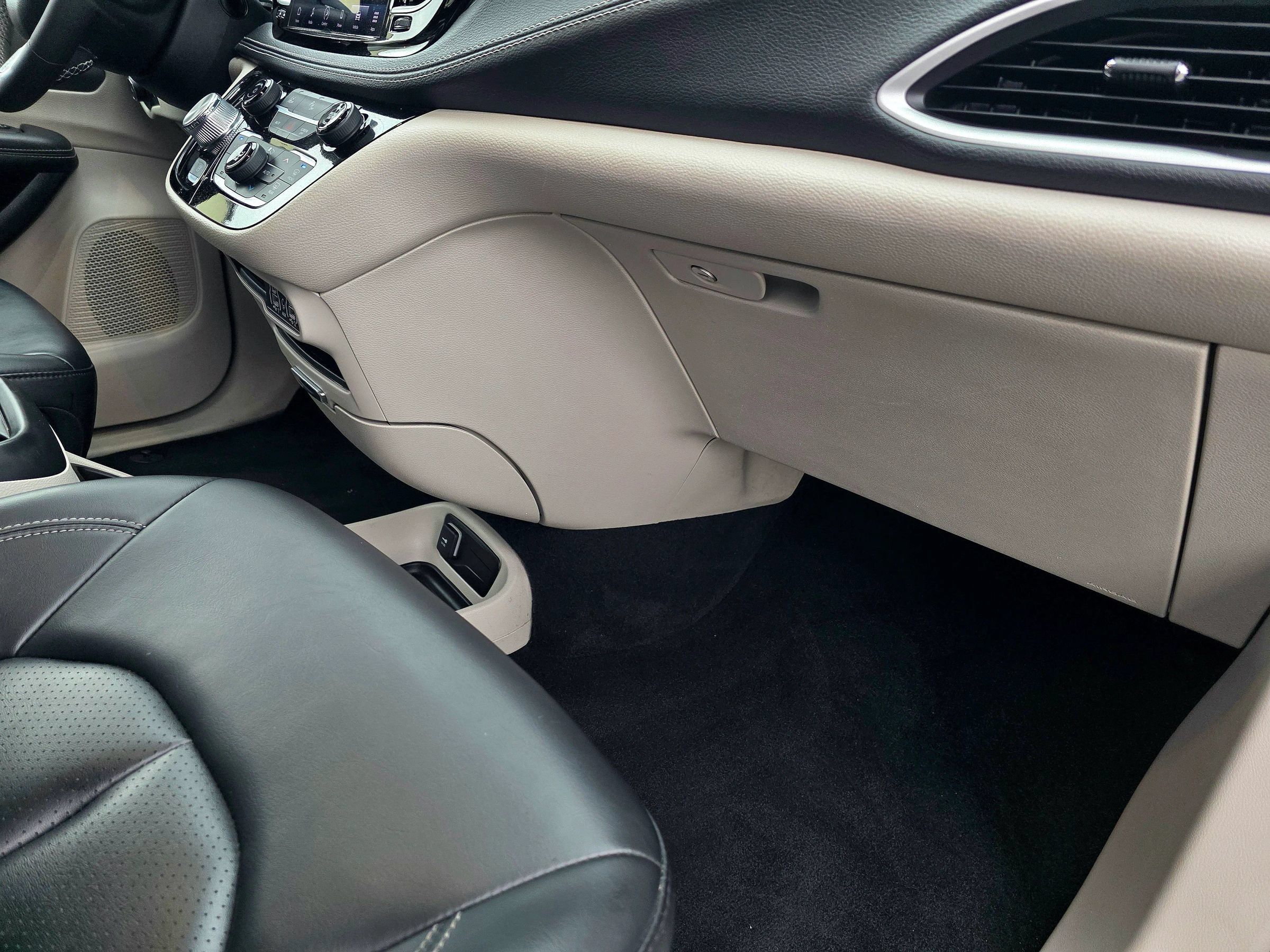 Used 2023 Chrysler Pacifica Touring-L FWD image 52