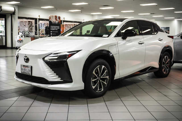 Certified 2023 Lexus RZ 450e Premium w/ Technology Package AWD/4WD image 3