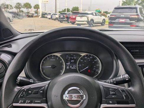 Used 2020 Nissan Kicks S image 10