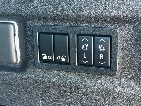 Used 2021 Chevrolet Suburban LT w/ LT Signature Package RWD image 13