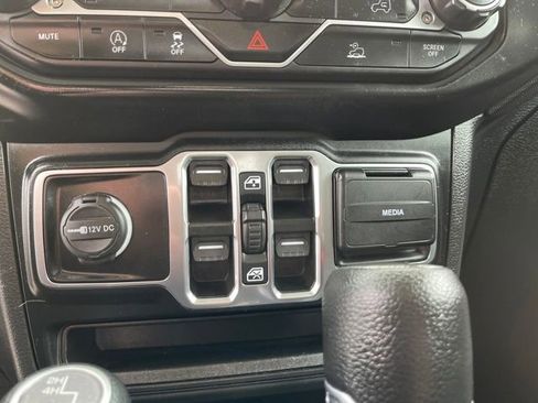 Used 2023 Jeep Gladiator Willys image 11