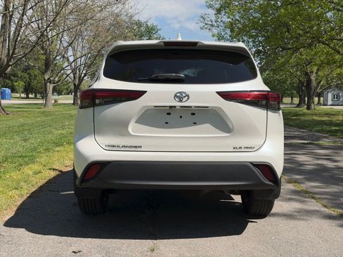 Used 2021 Toyota Highlander XLE AWD/4WD image 40