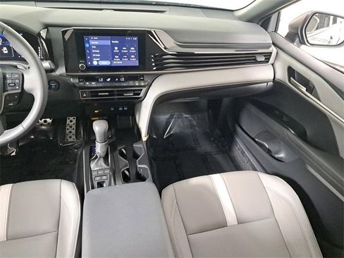 Used 2025 Toyota Camry SE image 17