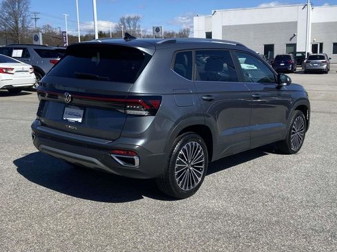 New 2026 Volkswagen Taos SE FWD image 3