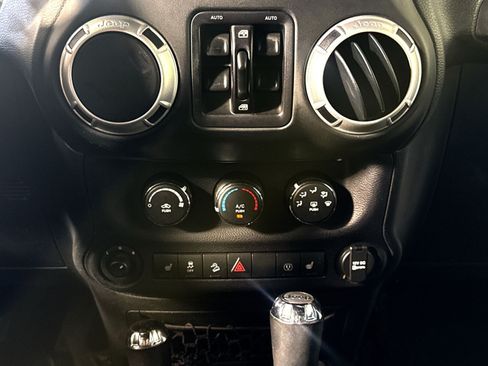 Used 2016 Jeep Wrangler Unlimited Sahara w/ Dual Top Group AWD/4WD image 19