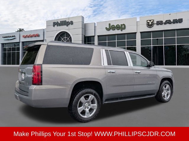 Used 2017 Chevrolet Suburban LT w/ Luxury Package RWD image 3