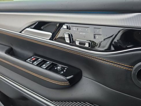 Used 2023 Jeep Grand Wagoneer L Series III image 28