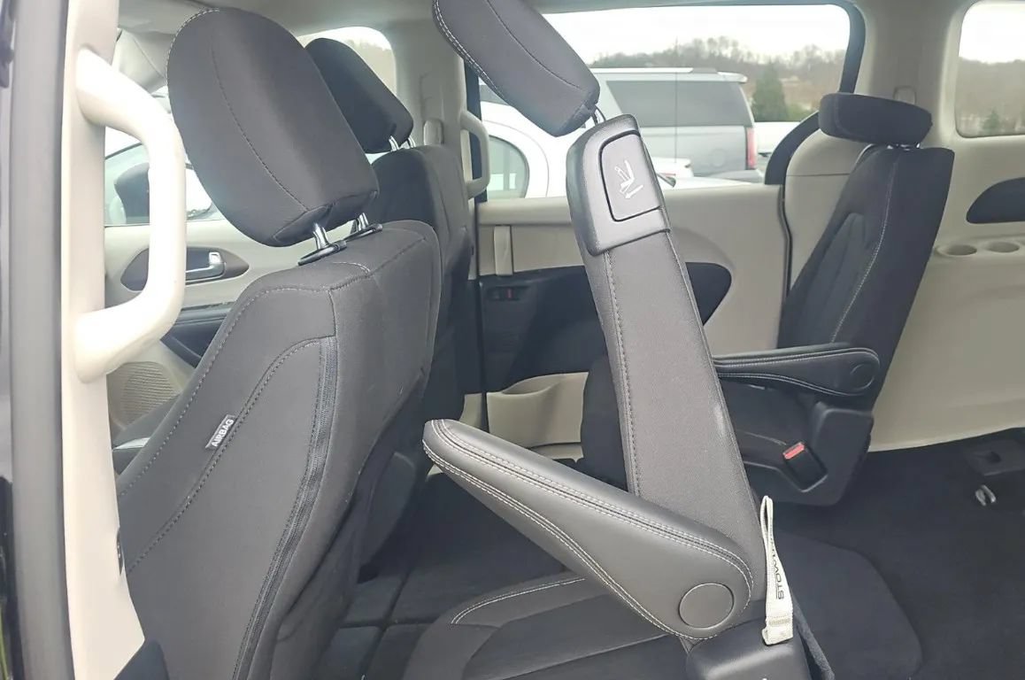 Used 2024 Chrysler Voyager LX FWD image 49