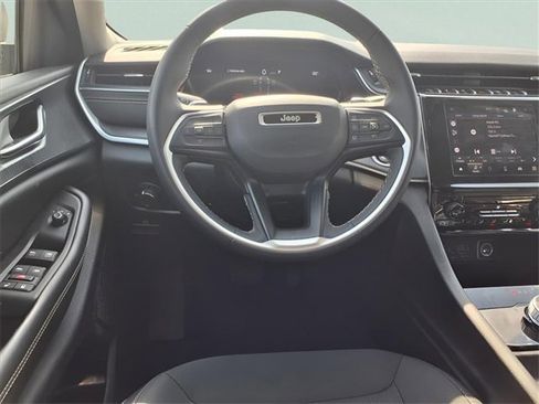 Used 2023 Jeep Grand Cherokee L Laredo image 5