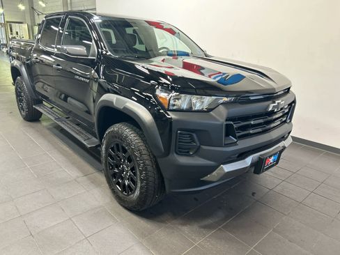 Used 2025 Chevrolet Colorado Trail Boss AWD/4WD image 2