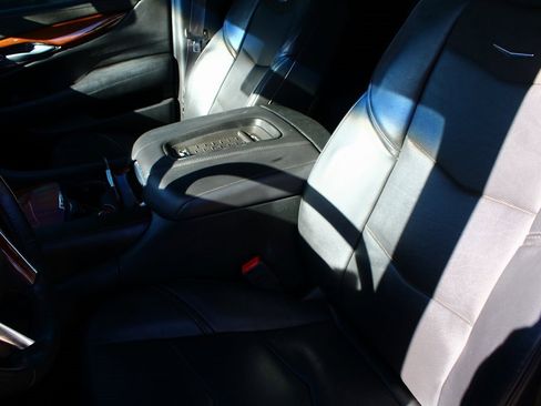 Used 2015 Cadillac Escalade Luxury image 4